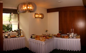 Ein reichhaltiges Buffet mit verschiedenen Speisen und einer dekorativen Leuchte.