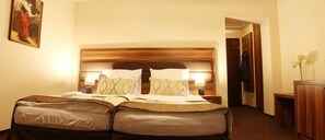 Ropa de cama de alta calidad, escritorio y sistema de insonorización 
