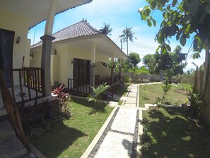 Property grounds - Pemuntalan Guesthouse by WizZeLa (Lembongan Island)