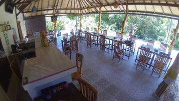 Se sirven comidas, cenas y cocina tailandesa