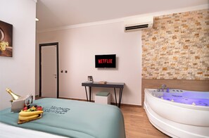 Premium bedding, down duvets, free minibar items, in-room safe - Bakırköy DES Suit Otel (Istanbul)