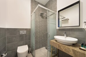 Standard Room, 1 Bedroom, City View | Bathroom | Shower, rainfall showerhead, free toiletries, hair dryer - Bakırköy DES Suit Otel (Istanbul)
