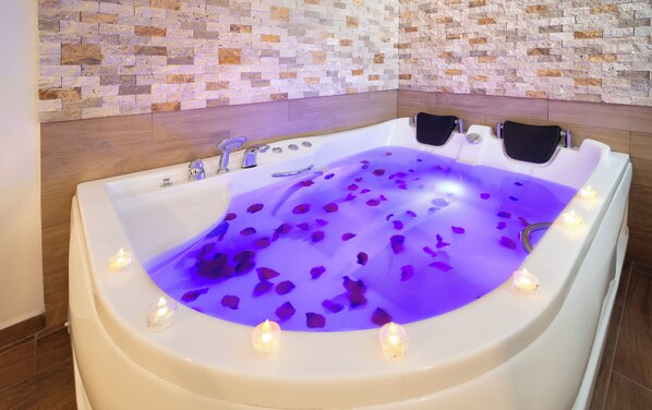 Habitación de lujo | Tina de hidromasaje