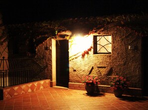 Facciata della struttura - sera/notte