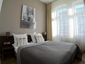 Pengeskab på værelset, skrivebord, gratis Wi-Fi, sengetøj