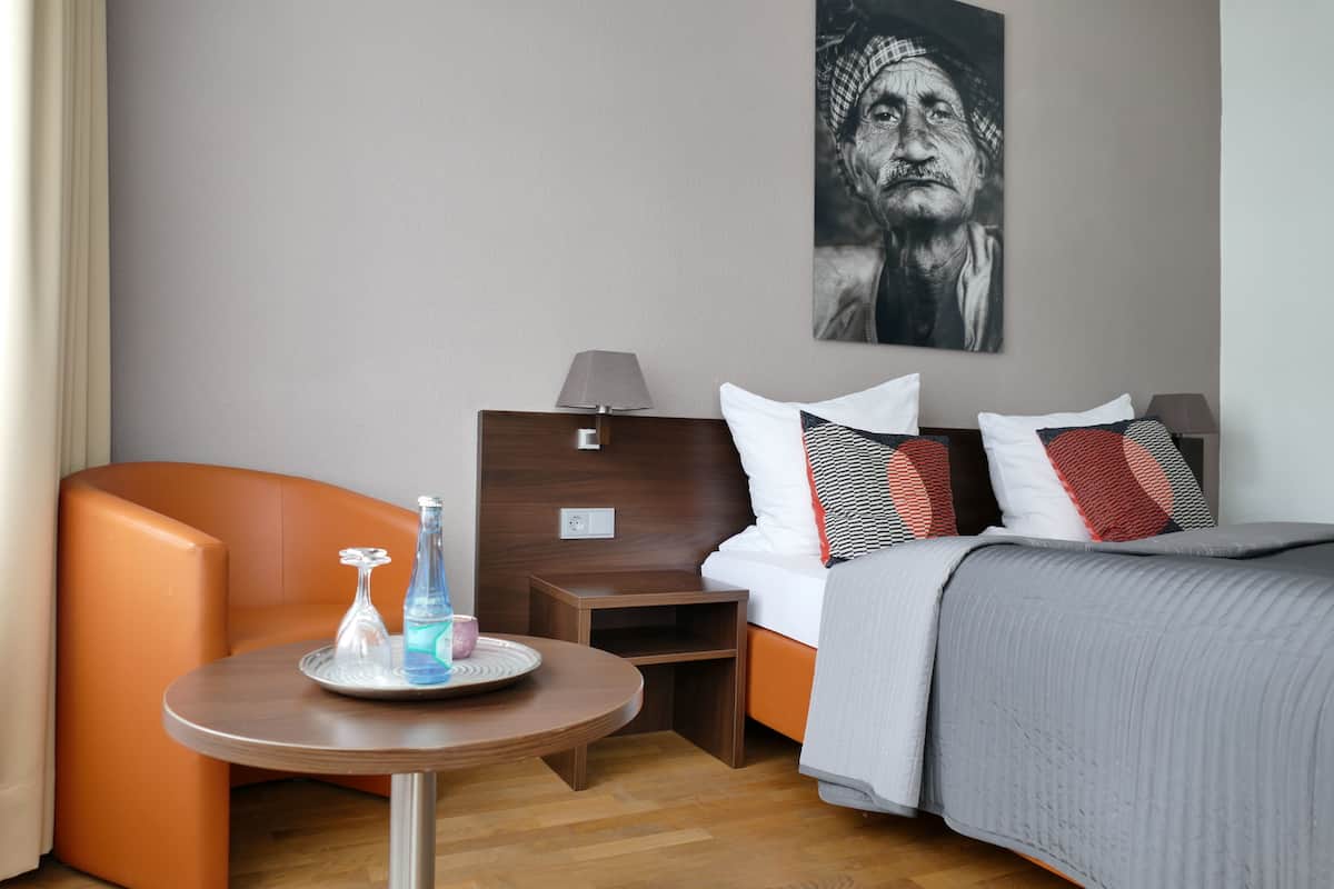 Comfort tweepersoonskamer | Een kluis op de kamer, een bureau, gratis wifi, beddengoed