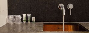 Een douche, een regendouche, gratis toiletartikelen, een haardroger