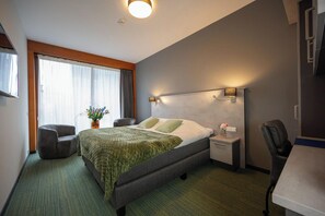 高级双人房, 2 张单人床 | 客房内保险箱、办公桌、笔记本电脑工作区、遮光窗帘