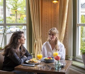 Déjeuner et dîner servis sur place