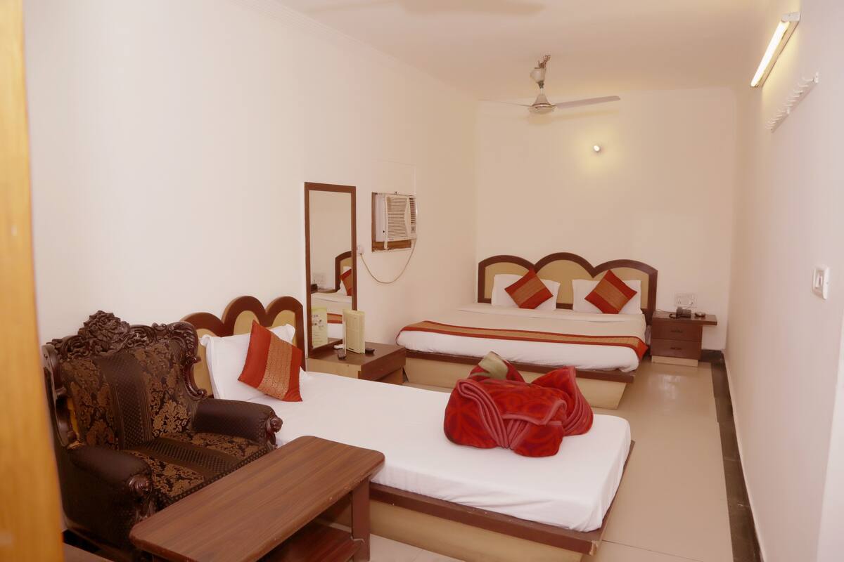 Premium bedding, desk, rollaway beds, free WiFi
