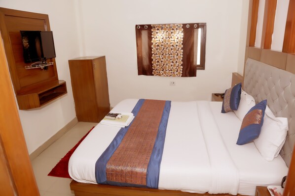 Premium bedding, desk, rollaway beds, free WiFi