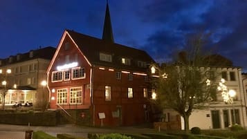 Fachada da propriedade à noite