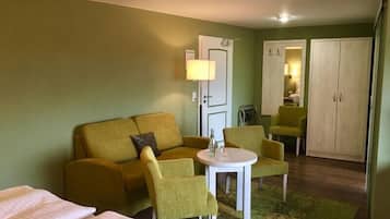 Chambre Familiale | Coin séjour | Télévision à écran plat