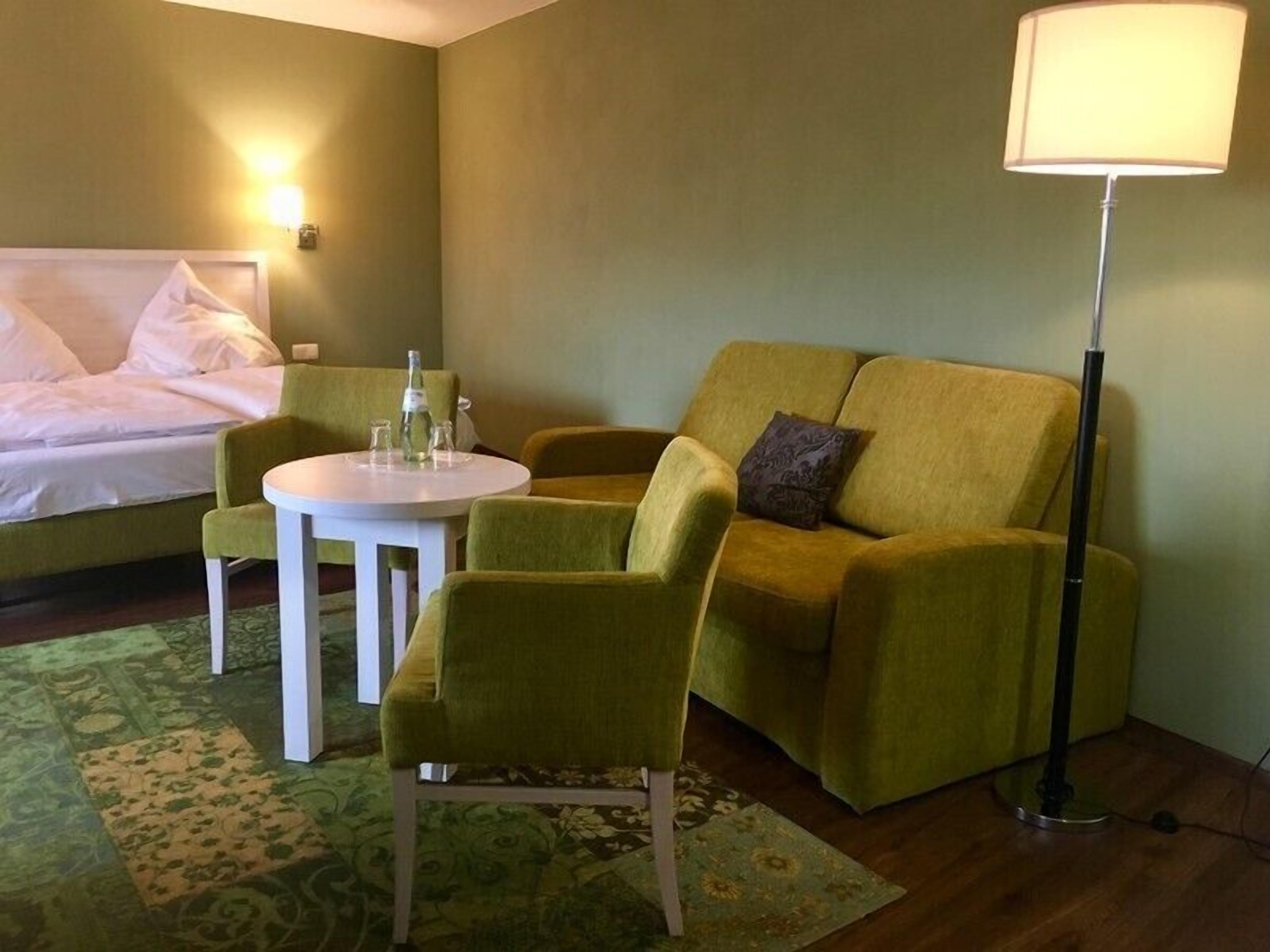 family room | living area | flat-screen tv