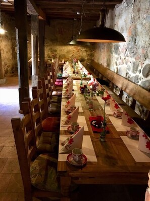 朝食、ディナーに営業 (郷土料理)