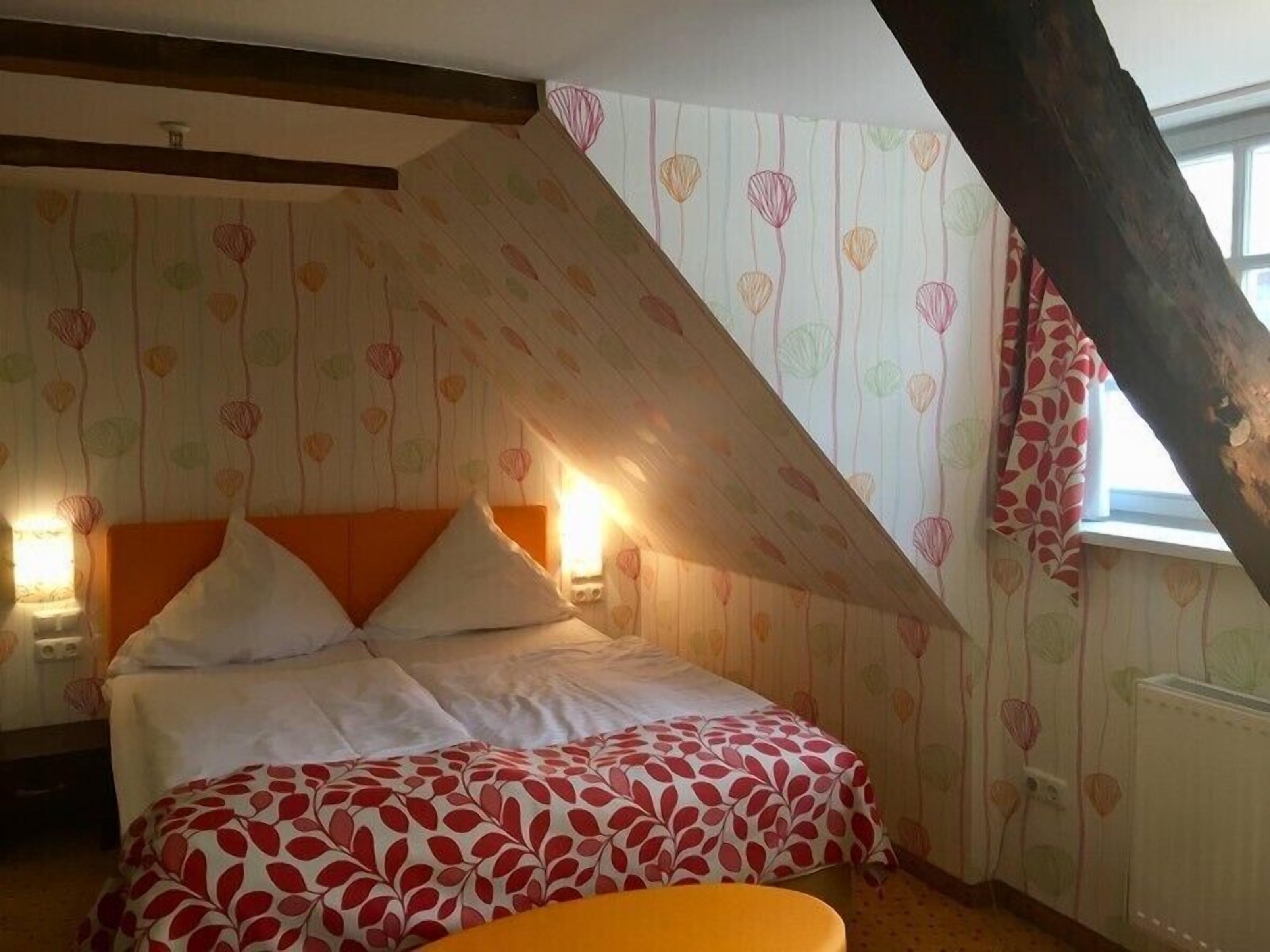 double room | desk, soundproofing, free cots/infant beds, free wifi