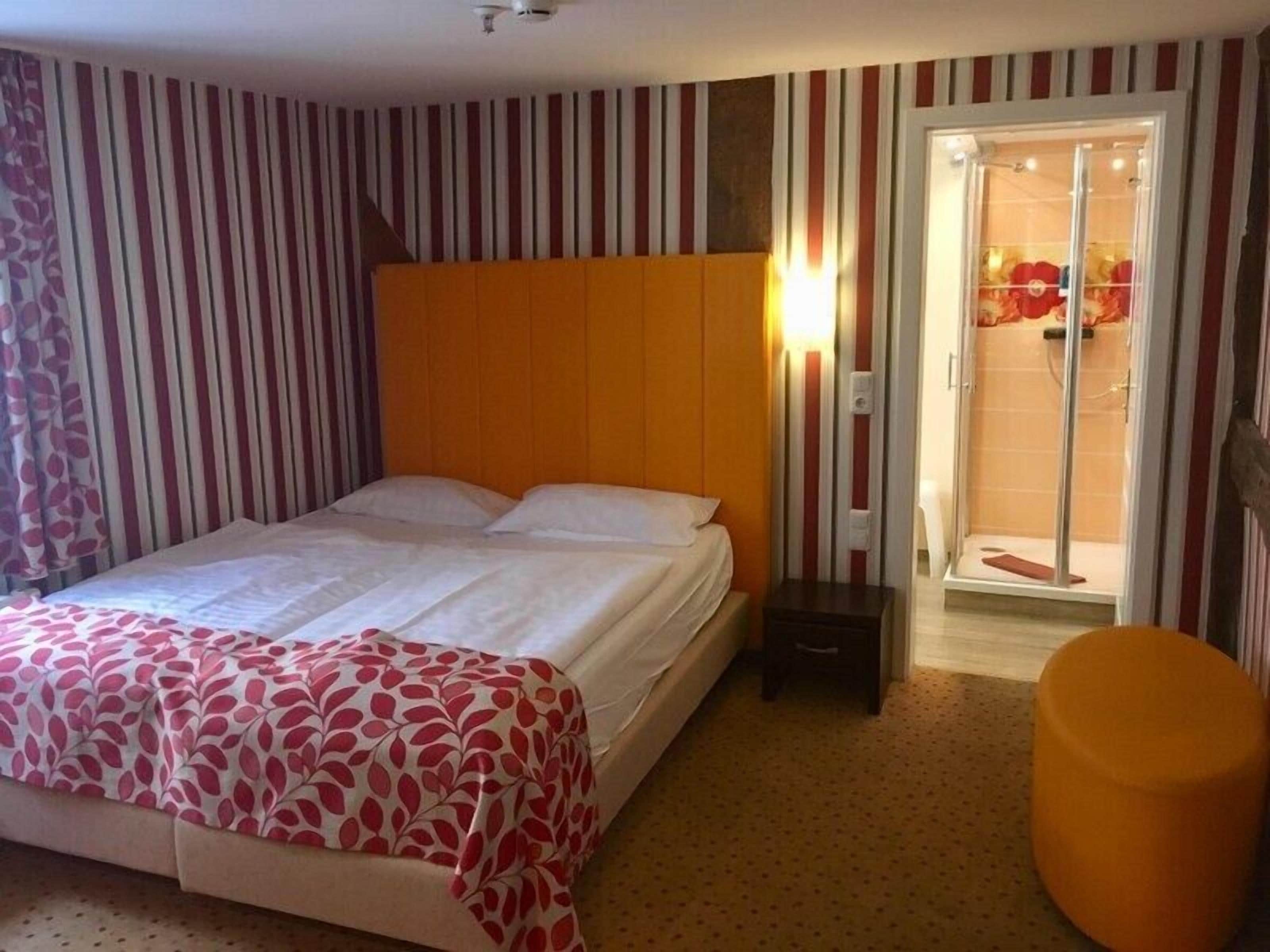 double room | desk, soundproofing, free cots/infant beds, free wifi