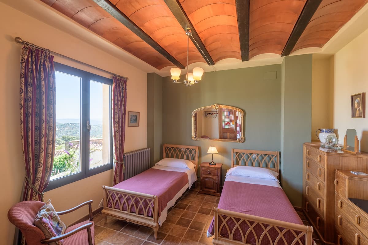 Twin Room, Private Bathroom | Dihias secara berasingan, langsir/tirai gelap terus