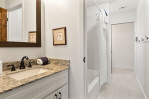 Combined shower/bathtub, hair dryer, towels