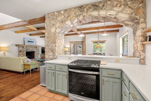 Jääkaappi, mikroaaltouuni, uuni, liesi