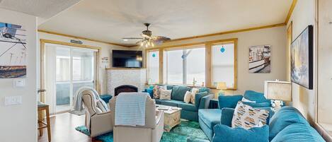 Télévision, cheminée, lecteur de DVD, chaîne hi-fi