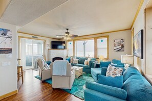 Televisión, chimenea, reproductor de DVD, estéreo