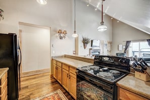 Een koelkast, een microgolfoven, een oven, een kookplaat