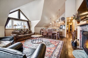 Flatscreentelevisie en een open haard