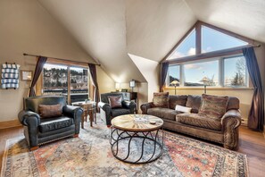 Een flatscreentelevisie en een open haard