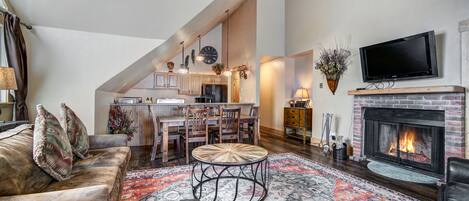 Télévision à écran plat, cheminée