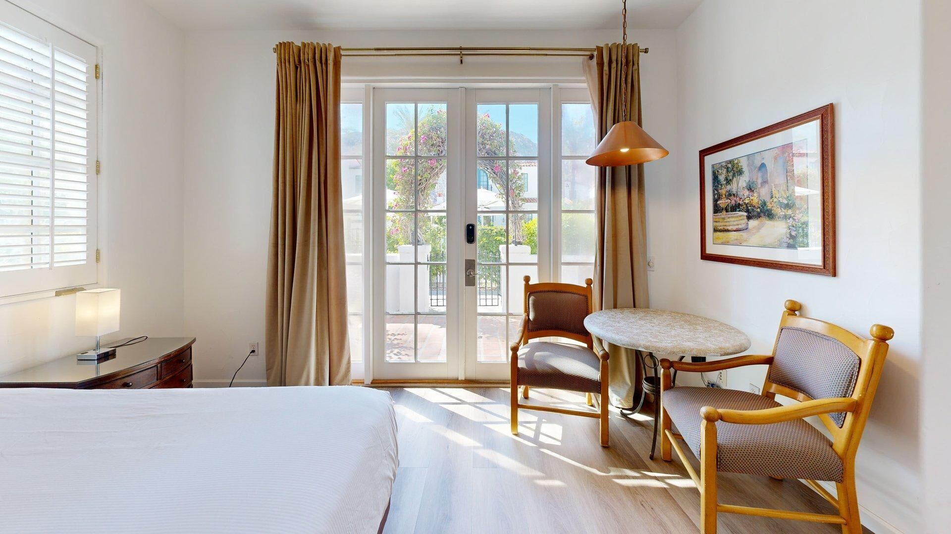 1 slaapkamer, een bureau, een strijkplank/strijkijzer, wifi