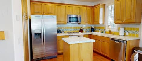 Refrigerador, microondas, horno y parrilla de estufa