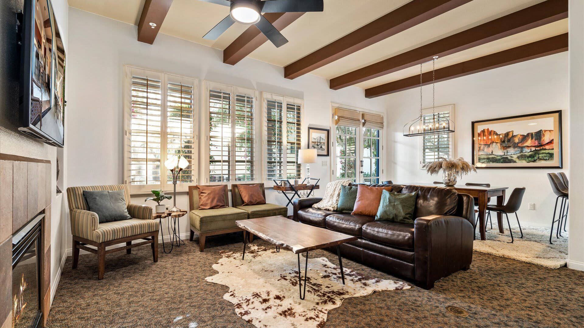 智能電視、壁爐、DVD 播放機