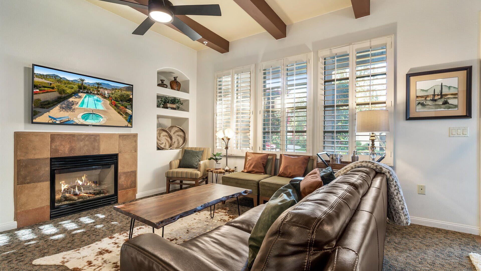 智能電視、壁爐、DVD 播放機