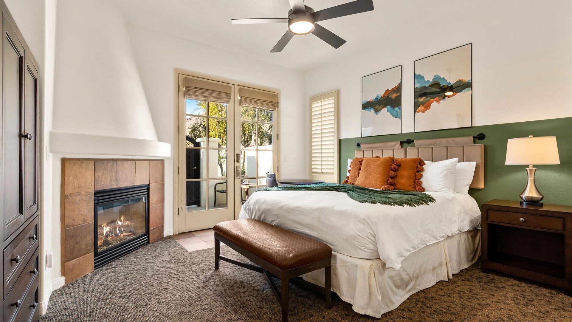 2 間睡房、房內夾萬、書桌、熨斗/熨衫板