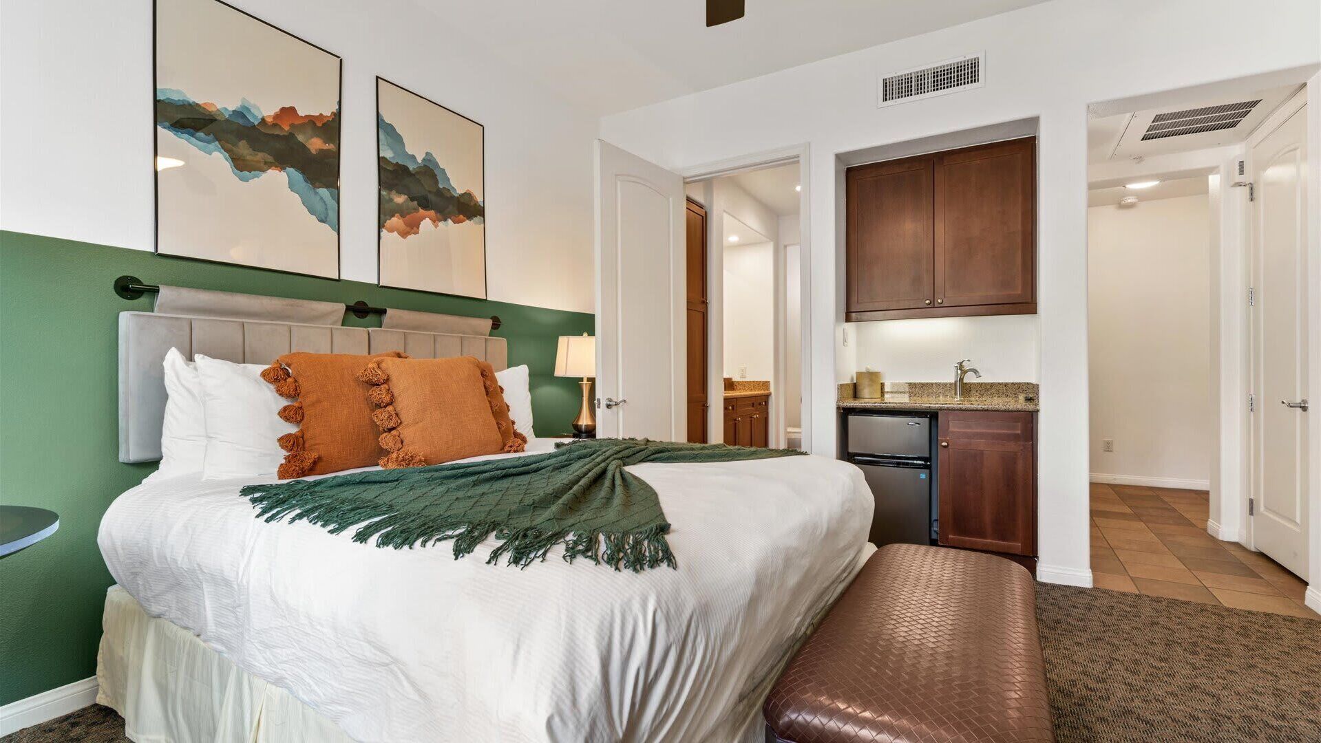 2 bedrooms, in-room safe, desk, iron/ironing board
