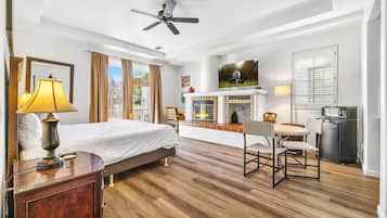 Escritorio, tabla de planchar con plancha, wifi y ropa de cama