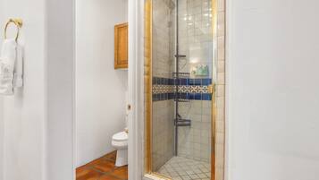 Bañera, secador de pelo, toallas, shampoo