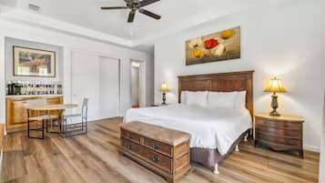 Escritorio, tabla de planchar con plancha, wifi y ropa de cama
