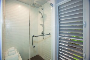 Douche, sèche-cheveux, serviettes fournies