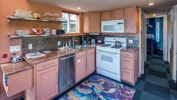 Refrigerador, parrilla de estufa, lavavajillas y cafetera y tetera