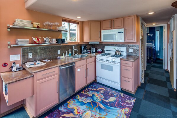 Frigorífic, placa de cuina, rentaplats i cafetera i tetera 