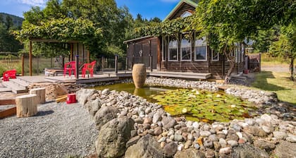 Romanttinen häämatka Mökki vedellä näkemyksiä ja porealtaat. Pieni Dog Friendly!