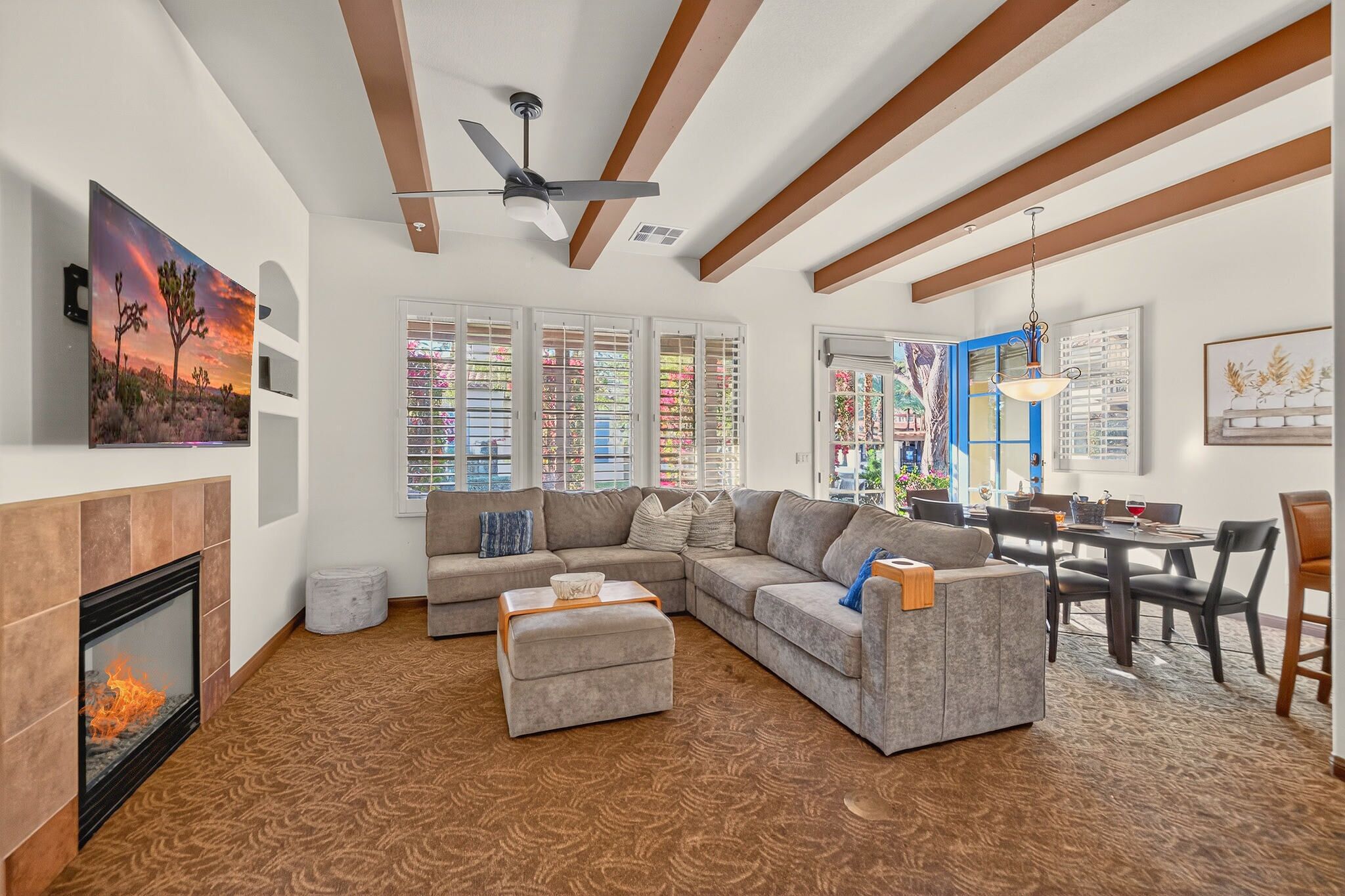 Télévision à écran plat, cheminée, espaces bureaux