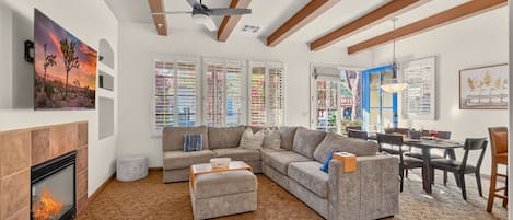 Télévision à écran plat, cheminée, espaces bureaux