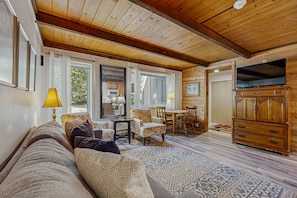 TV, books - Convenient Studio, Walking Distance to Sun Valley Lake - Shopping, Skiing Nearby (Sun Valley)