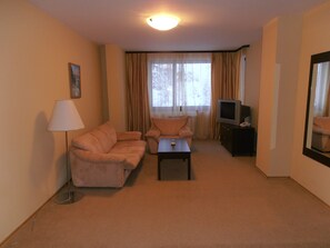 Huoneisto, 2 makuuhuonetta | Oleskelualue | Televisio