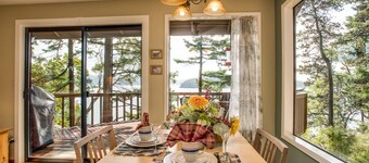 Waterfront Cabin met een prachtig uitzicht in de buurt van Lopez Ferry Landing.