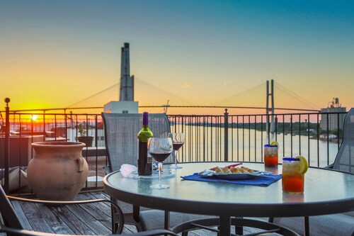 Amazing Loft with Parking and Deck above River Street by Lucky Savannah