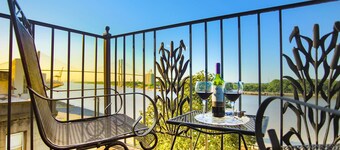 Amazing Loft with Parking and Deck above River Street by Lucky Savannah